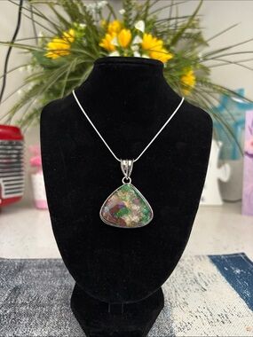 Sterling Silver Oyster Turquoise Gemstone Pendant Necklace.